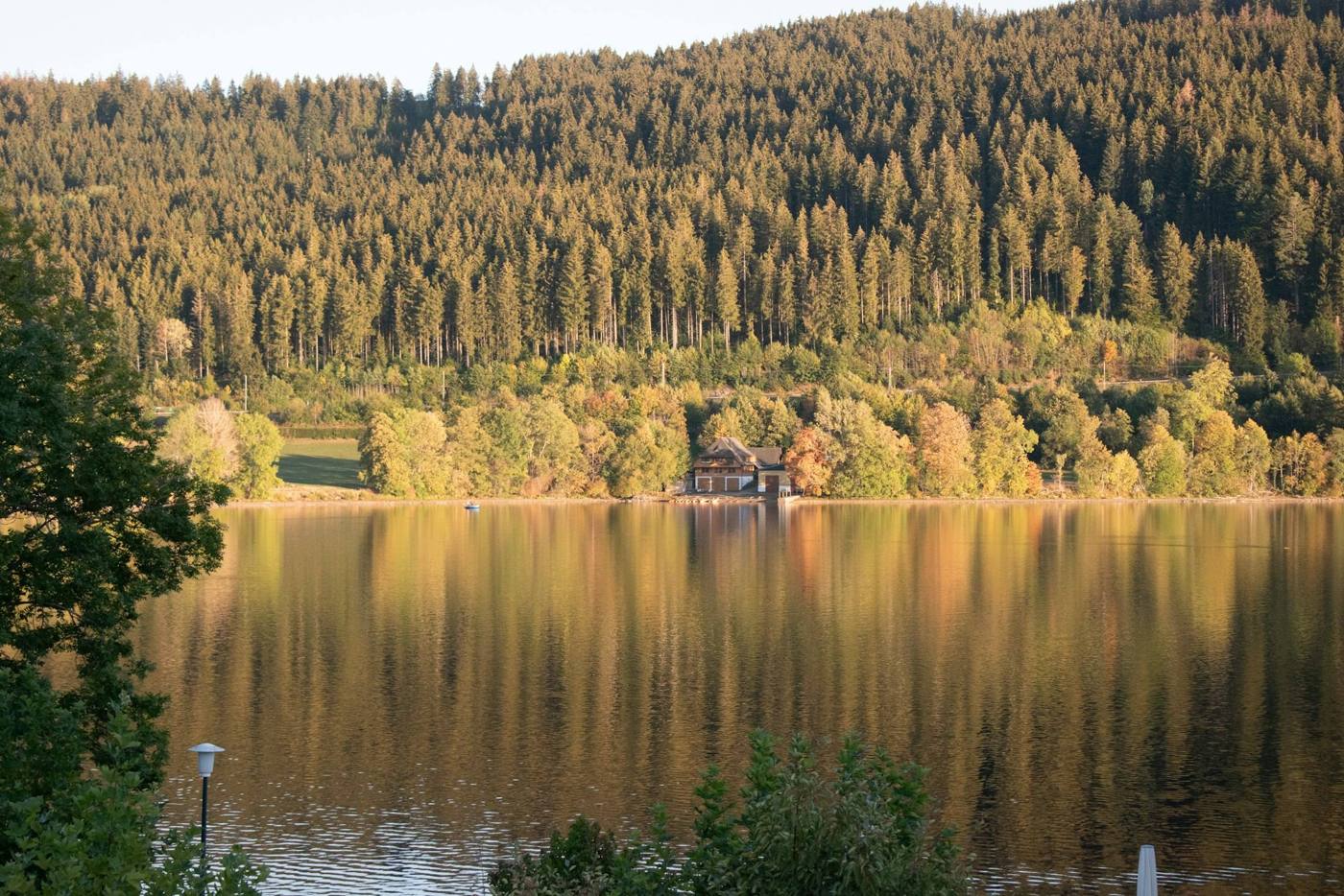 Haus am See mit Herbstwald