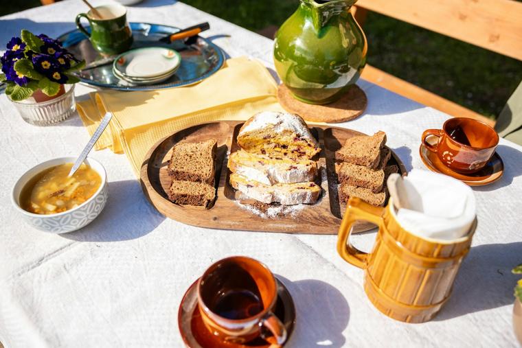 Gedeckter Kaffeetisch