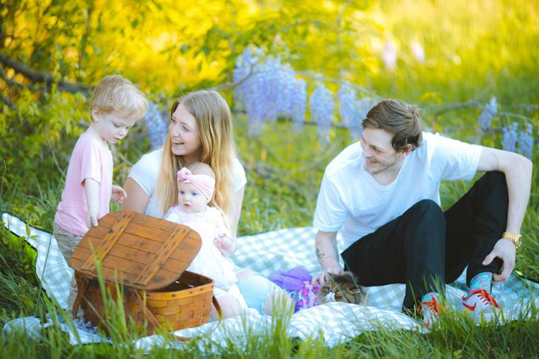 Familie beim Picknick