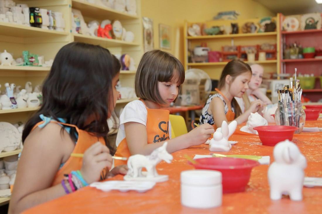 Kinder malen und basteln am Tisch